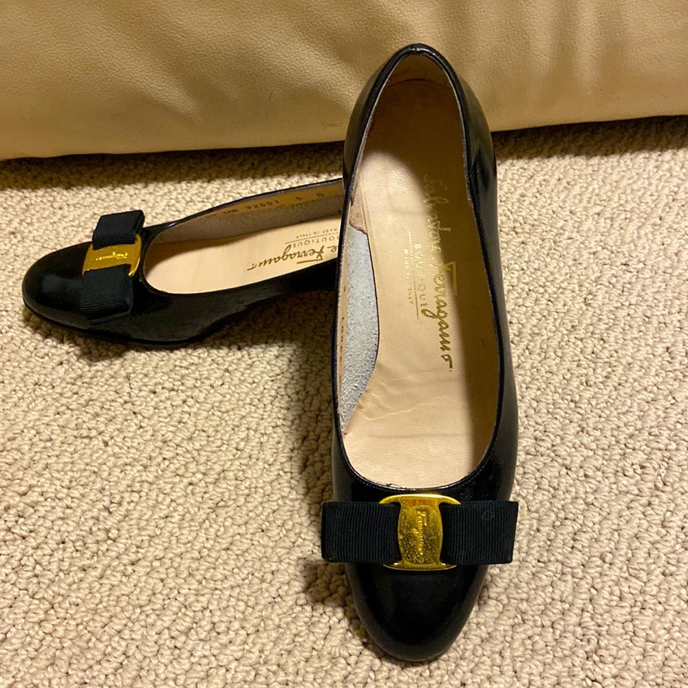 Salvatore Ferragamo Vara black pumps